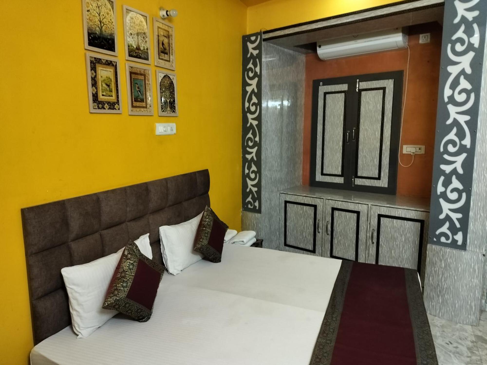 Trinetra Inn Varanasi Room photo